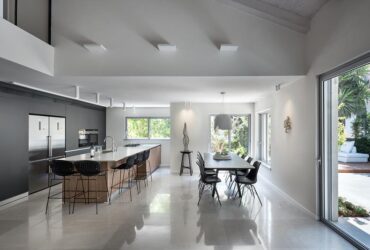 הסוד טמון במפלסים: עיצוב כפרי ומודרני לבית ברעננה