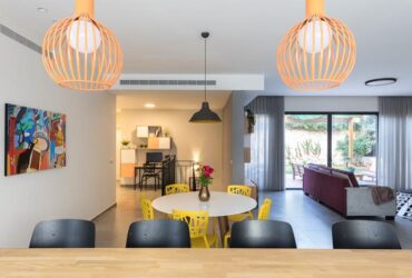 בהשראת יצירת אמנות: עיצוב בית מאפס במושב שילת