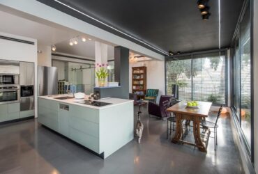 בחזרה לילדות: שיפוץ נוסטלגי לדירה במרכז תל אביב