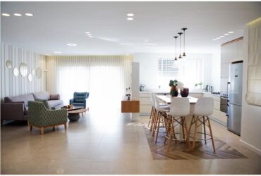 בלי הרבה רהיטים: עיצוב נקי ומסודר לבית משפחתי בשהם