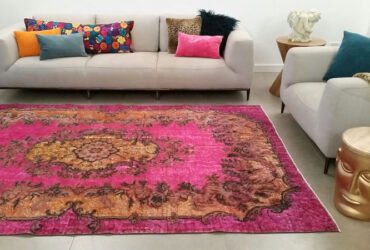 הפילו אותנו לרצפה: 8 שטיחים מלאי נוכחות לחדר המגורים