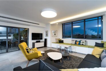 שלוש פינות: עיצוב בית שדייריו אוהבים טיולים, אורחים וחתולים