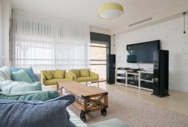 מוצרט בג'ונגל החיפאי: עיצוב חלל ציבורי בדירה חובבת מוזיקה