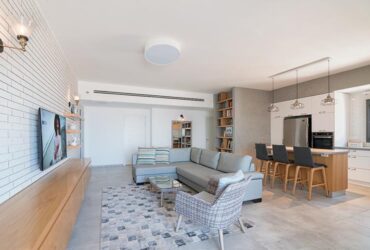 לקוח טוב הוא לקוח חוזר: שיפוץ דירה חמימה בחיפה