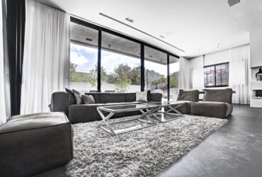 שלא תטעו: חדרי הבית שצבע כהה מתיישב עליהם בול