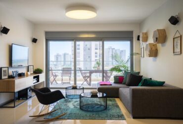 מעטפת של ניגודים: עיצוב דירת קבלן שיצאה מהסטנדרט