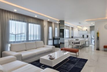 כחול עמוק: שיפוץ דירה בטיילת בתל אביב