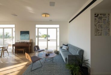 תוך כדי תנועה: עיצוב חוצה סגנונות לבית משפחתי