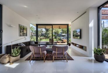 פטיו באמצע החיים: בית בשרון עם הרבה אור ואוויר