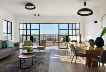 מרפסות בכל מקום: שיפוץ בית על צלע הר