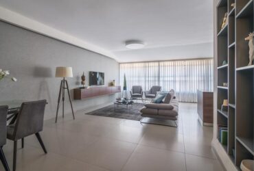 מודרני זה הצבע החם ביותר: עיצוב פרקטי לבית משפחתי