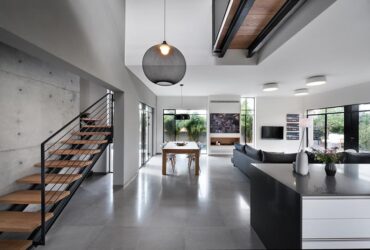 קיר אפור והמון אור: עיצוב אמנותי לבית משפחתי