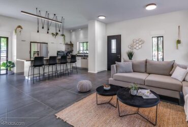 שלט רחוק הכי קרוב: בניית בית עירוני בקיבוץ מעוז חיים