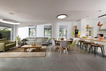 הוצאה לאור: הוילה שנצלה מהחושך