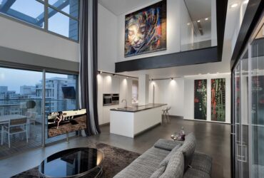 לרחף באוויר: אי שם בקומה העשרים מרחף לו דופלקס עם שני מפלסים