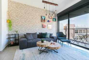 איך מעצבים דירה בפלורנטין ללקוחות שגרים בניו ג'רסי?