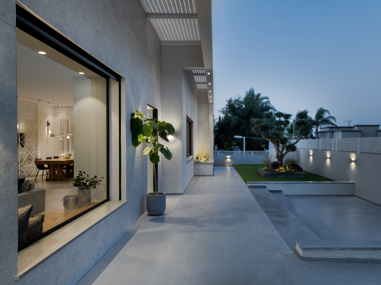 מבט מהצד על מבנה הבית