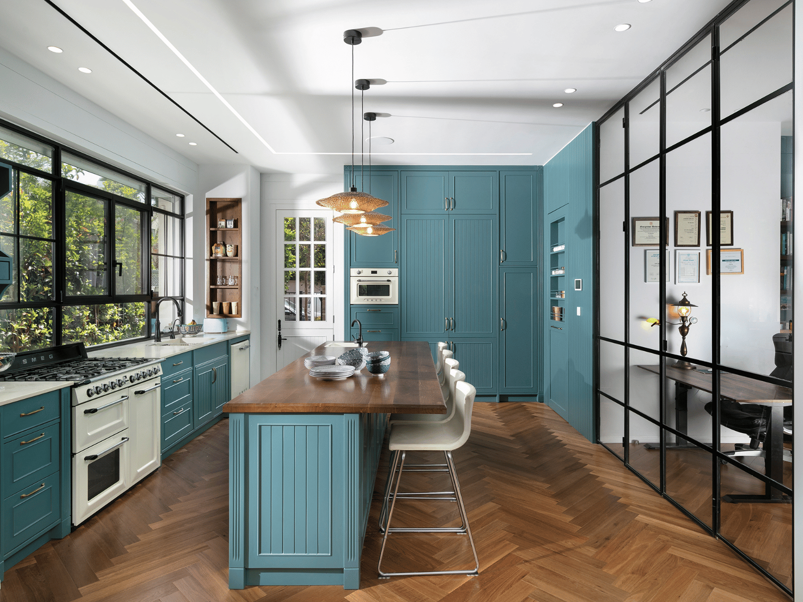 מטבח גדול בצבע טורקיז