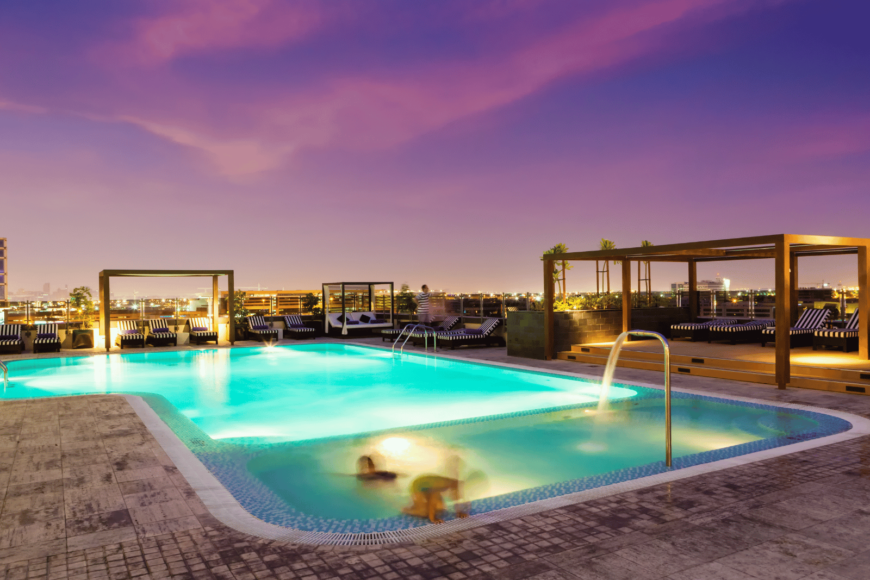 כך תעצבו בריכת שחייה על גג או מרפסת ביתית