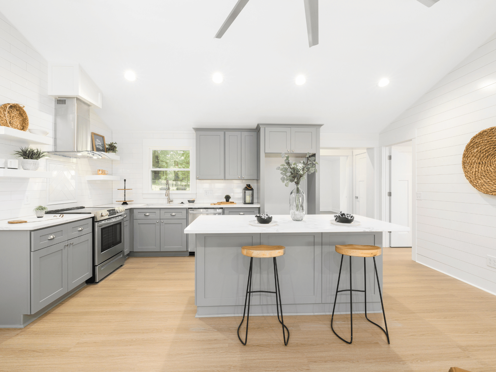 מטבח אפור עם אי