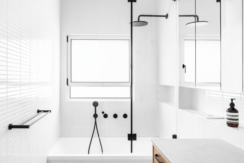 חדר רחצה לבן