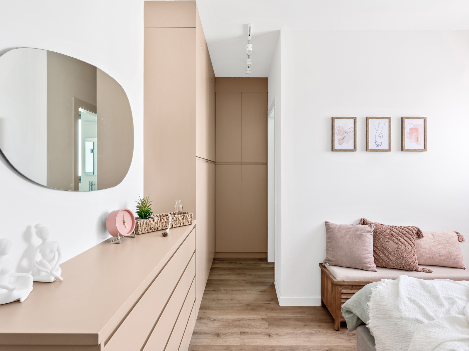 חדר שינה בצבעי פסטל