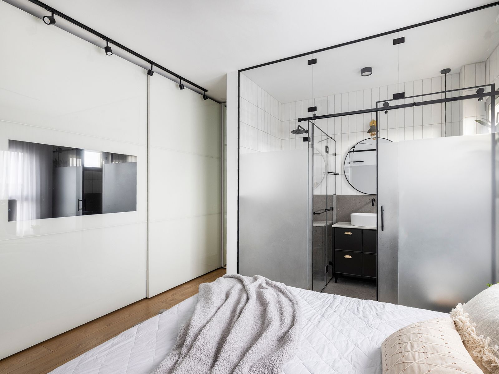 ארון בגדים עם טלויזיה