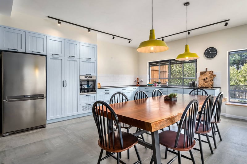 שולחן אוכל גדול מעץ