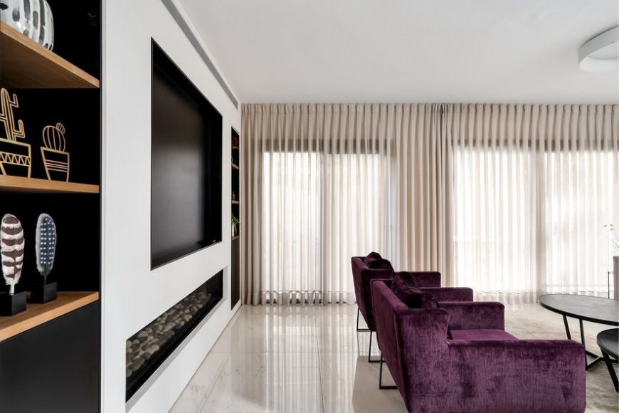 ספה קטיפה סגולה, פינת טלויזיה, עיצוב: שרון דוד, צילום: מאור מויאל