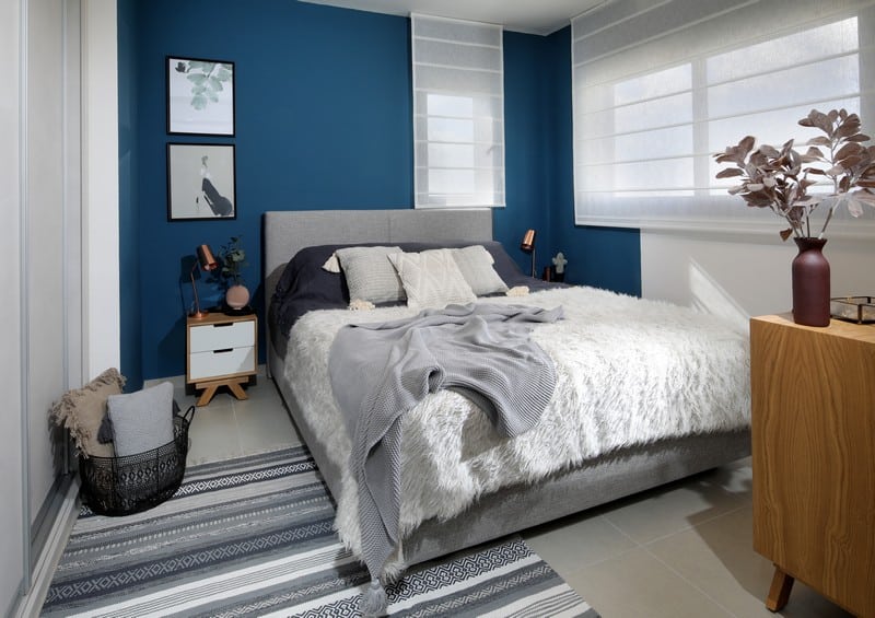 חדר שינה עם קיר כחול