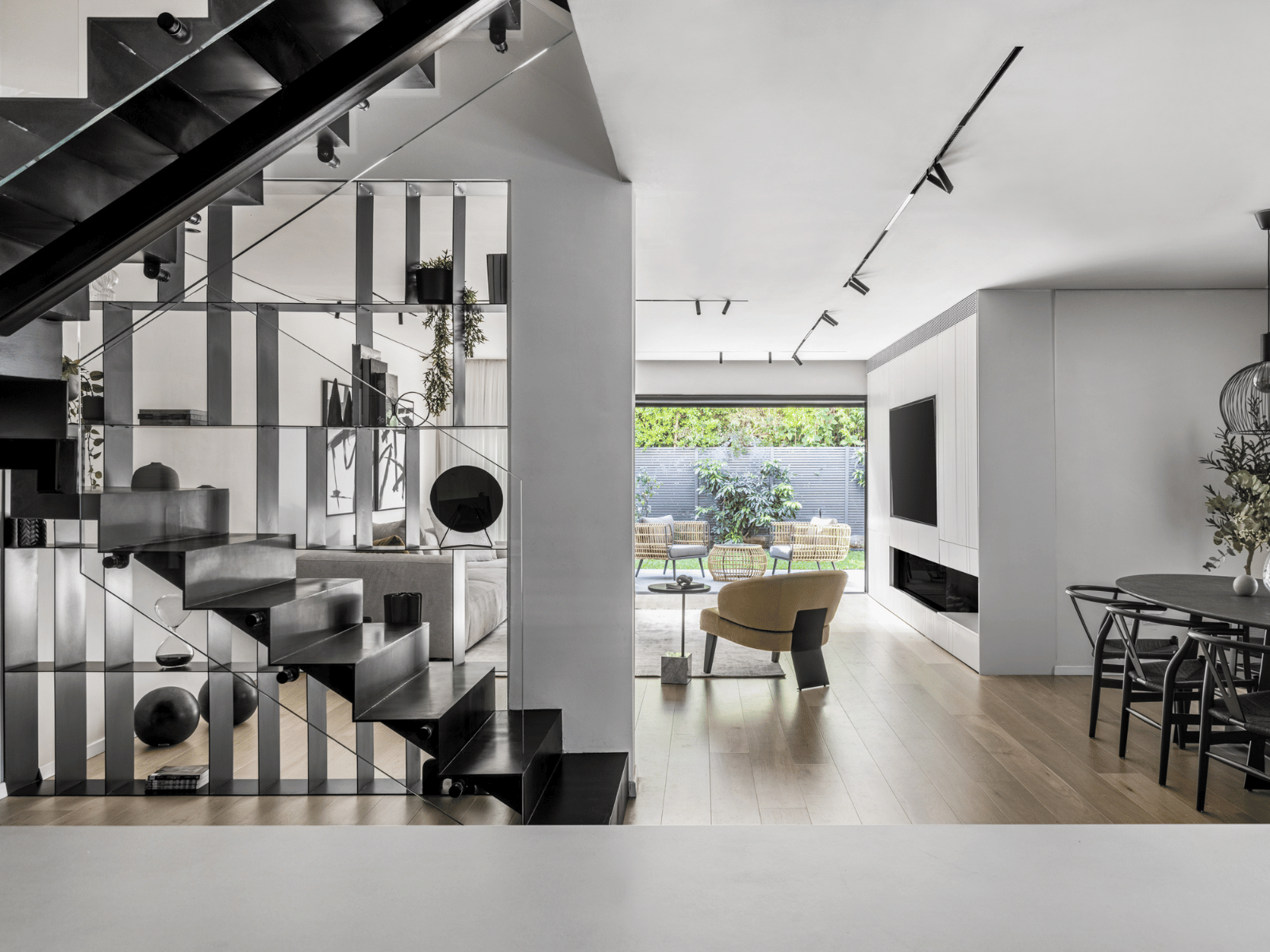 מדרגות שחורות ברזל