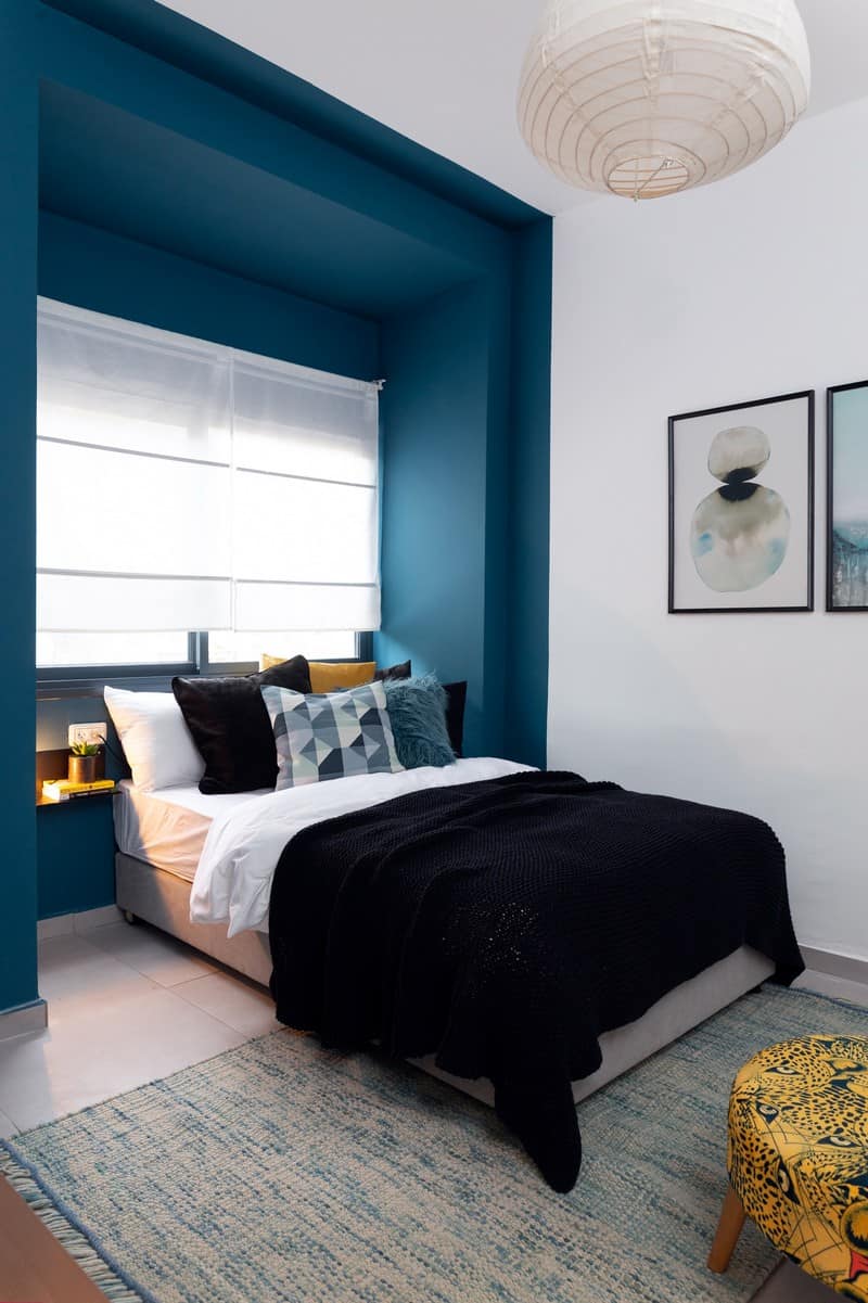 חדר שינה עם קיר כחול