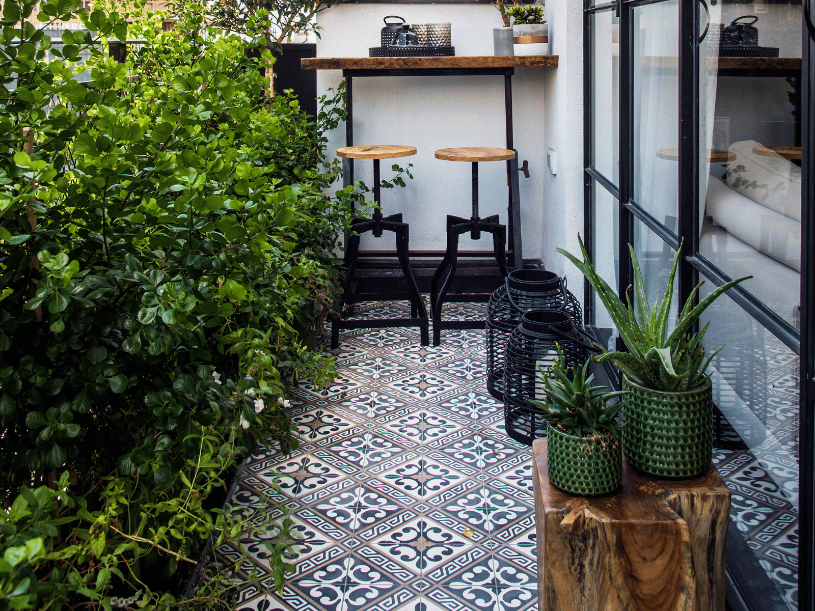 מרפסת מודרנית עם צמחייה