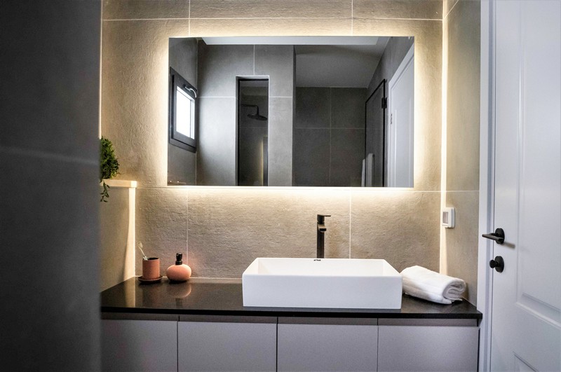 תאורה מוסתרת בחדר שירותים