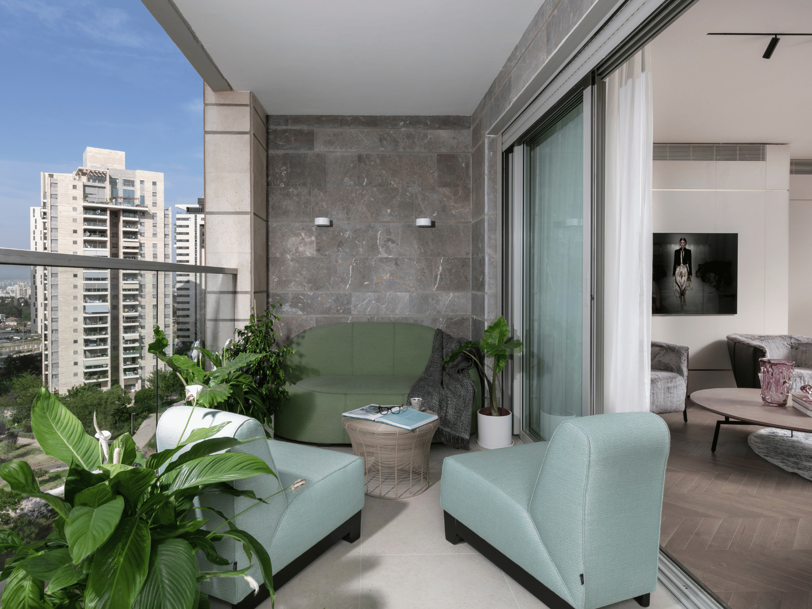 מרפסת עם צמחייה