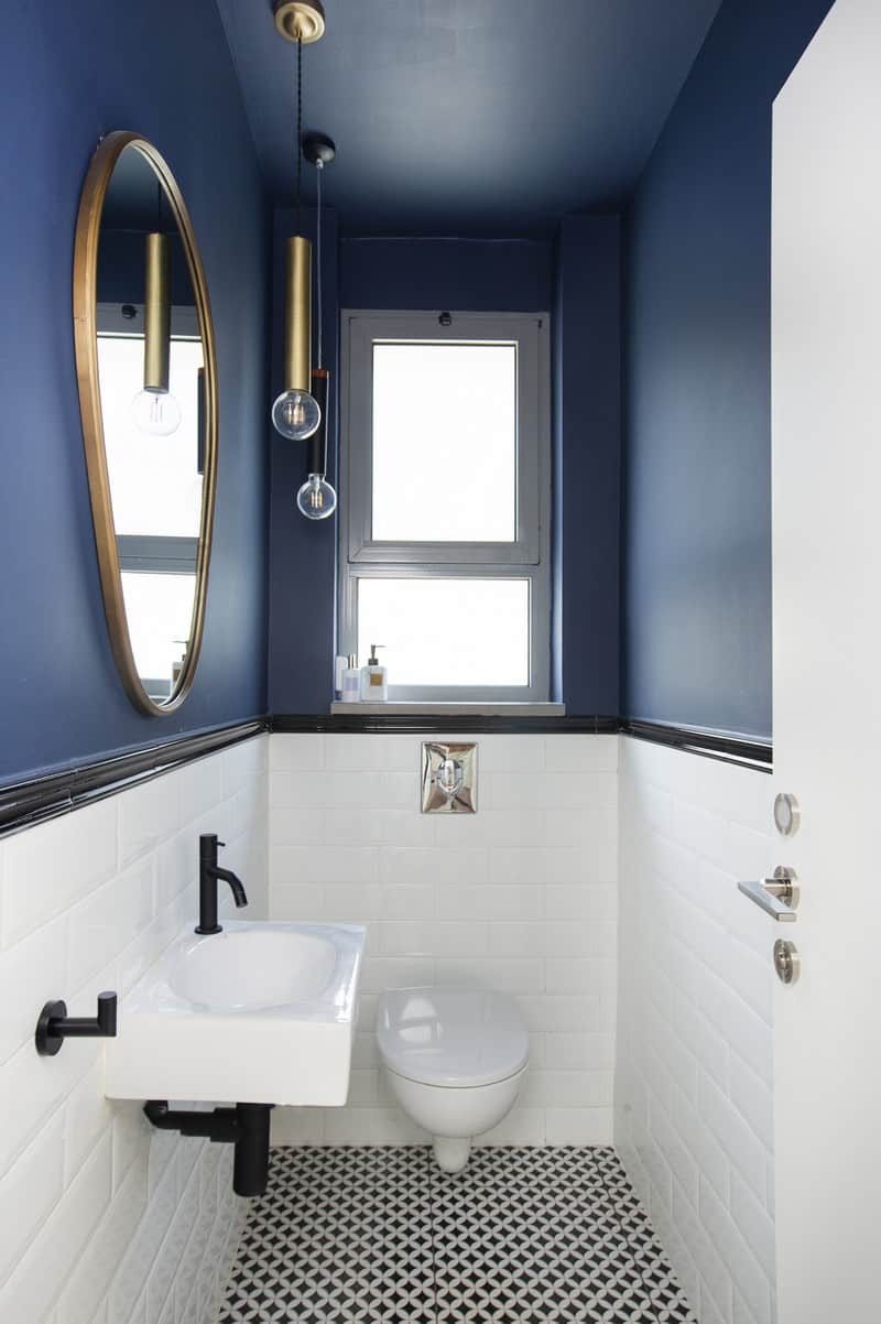 חדר שירותים כחול