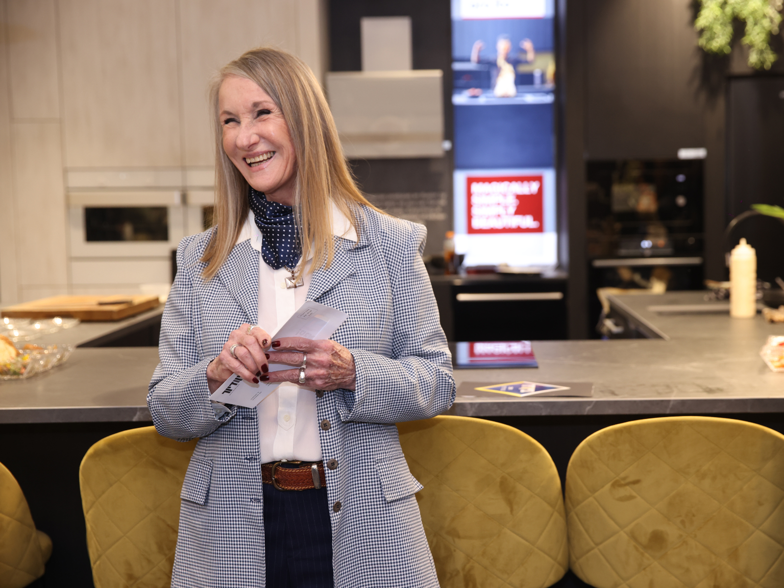 הגברת חדווה אלמוז