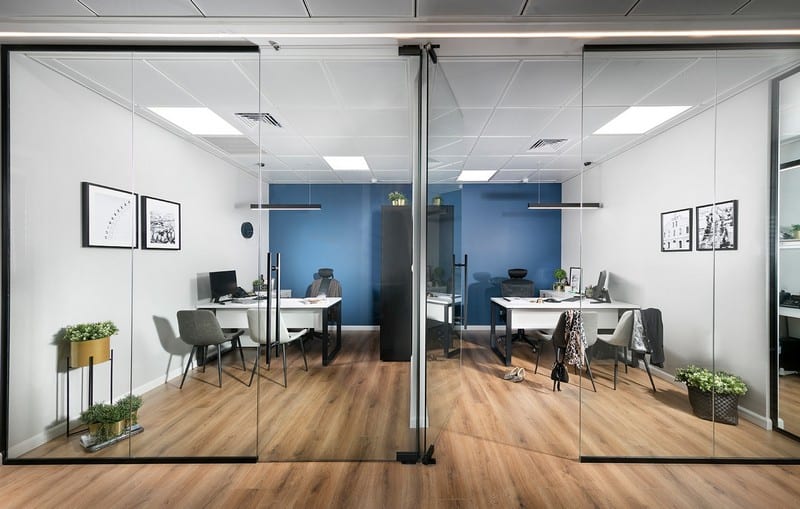 משרד מעוצב עם קיר כחול