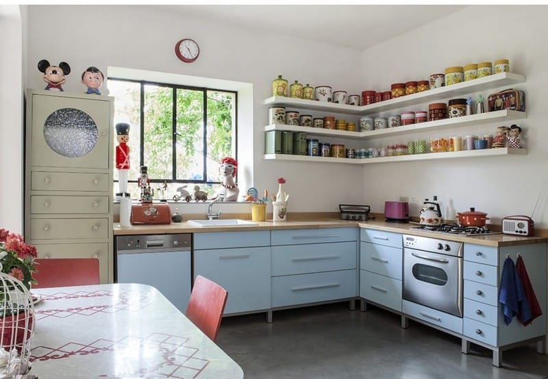 מטבח עם מדפים פתוחים