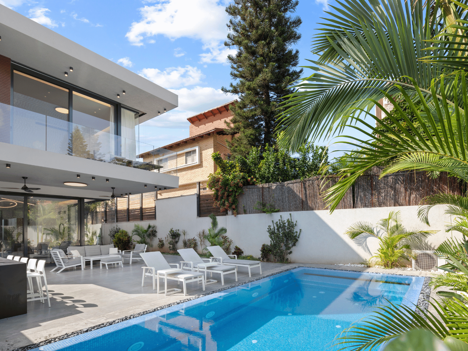 מרפסת עליונה ותחתונה