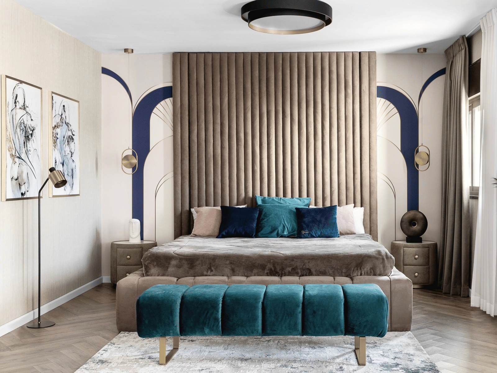 מיטה מעוצבת עם גב מרופד