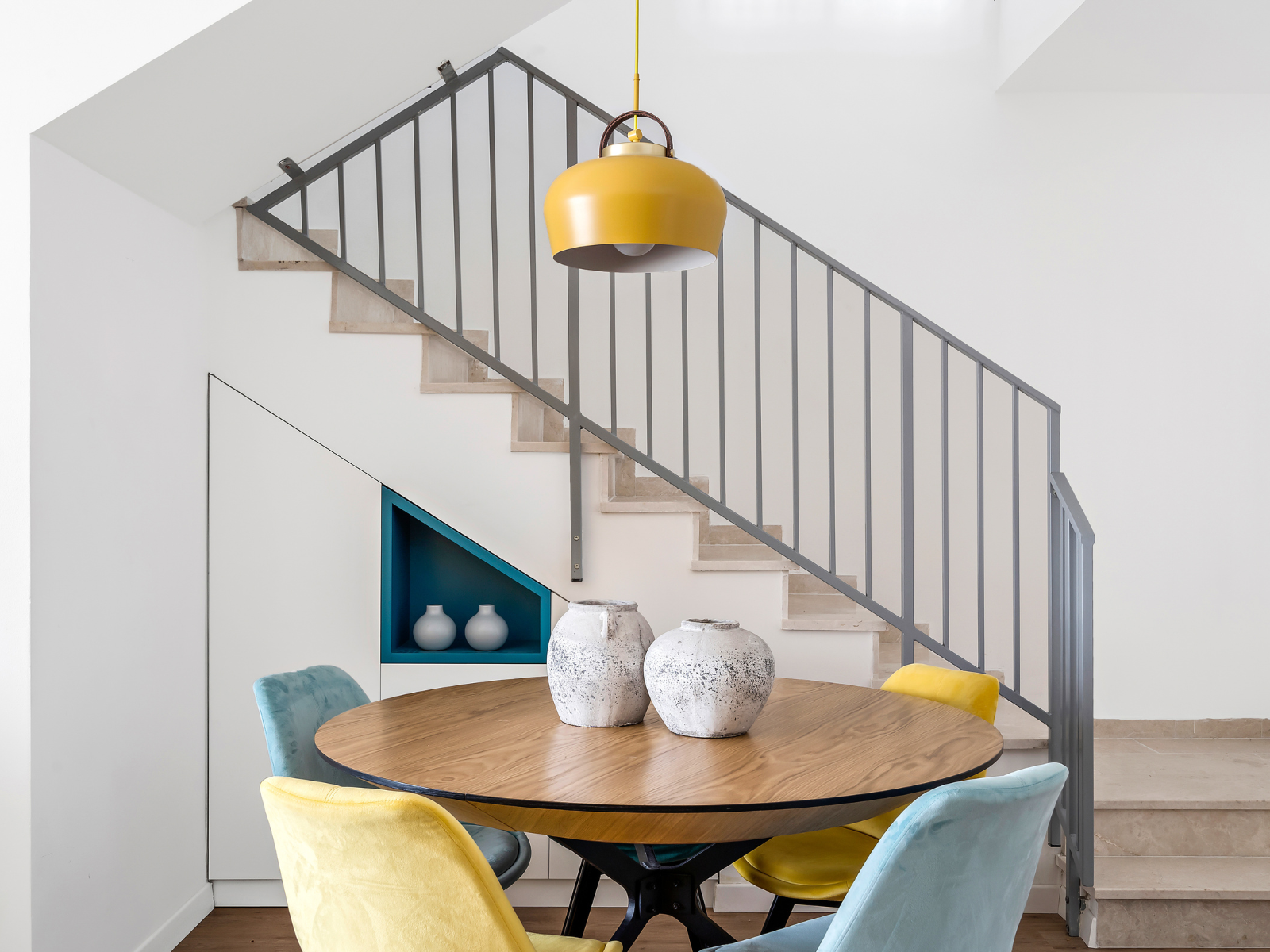 פינת אוכל צבעונית