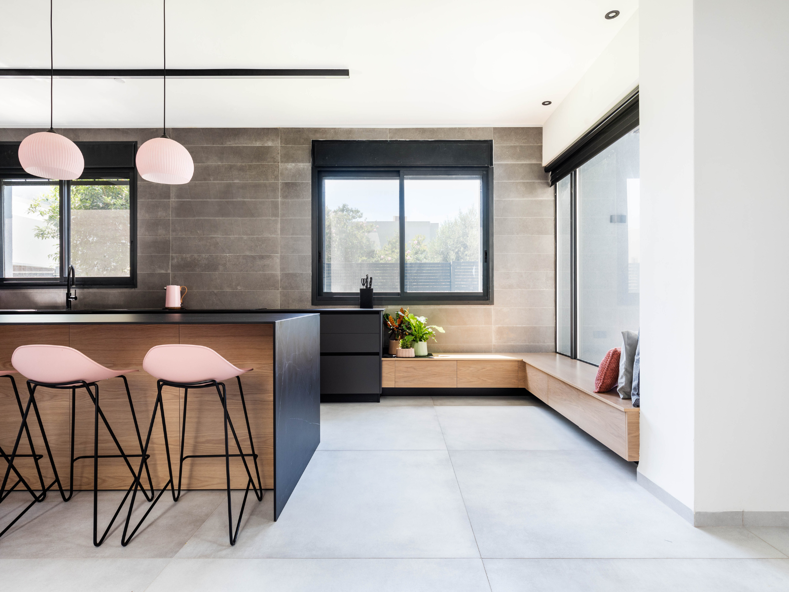 ספסל מתחת לחלונות