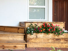 רפסודה אחרת: 5 רעיונות לשימוש שונה במשטחי עץ