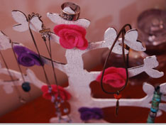 DIY: הכינו לעצמכם מעמד תכשיטים מיוחד