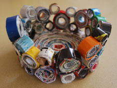 DIY: כך תכינו קערה שעשויה כולה ממגזינים ישנים