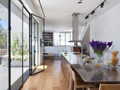 בית בלי חלונות: כמו בכפר נופש גדול