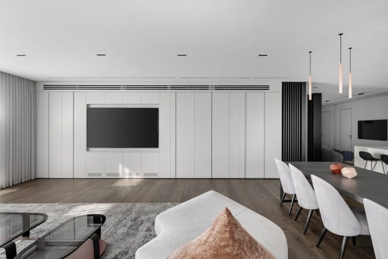 קיר עם טלויזיה