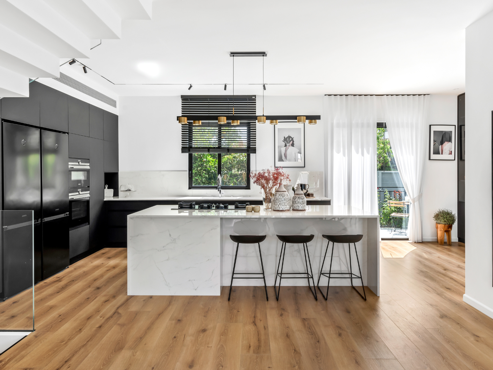 מטבח בשחור לבן