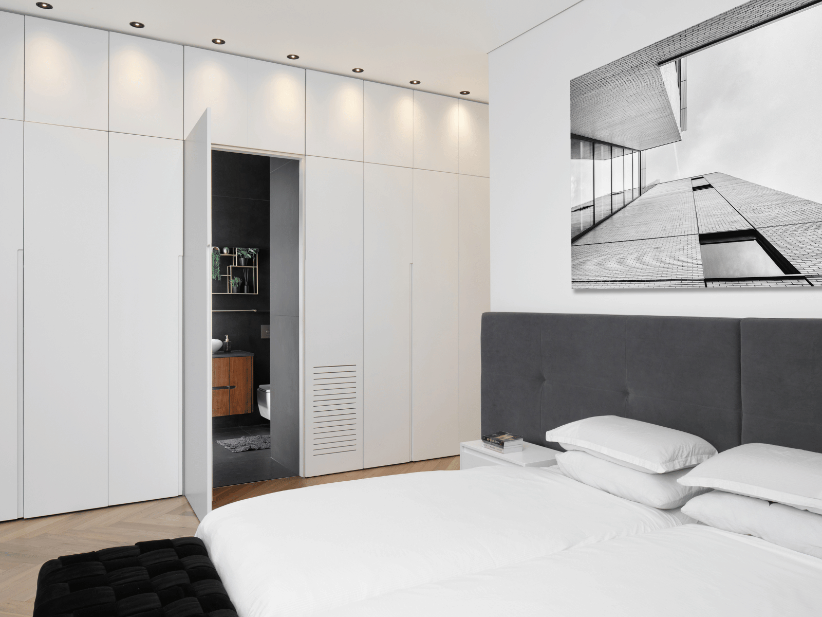 מעבר דרך דלת נסתרת